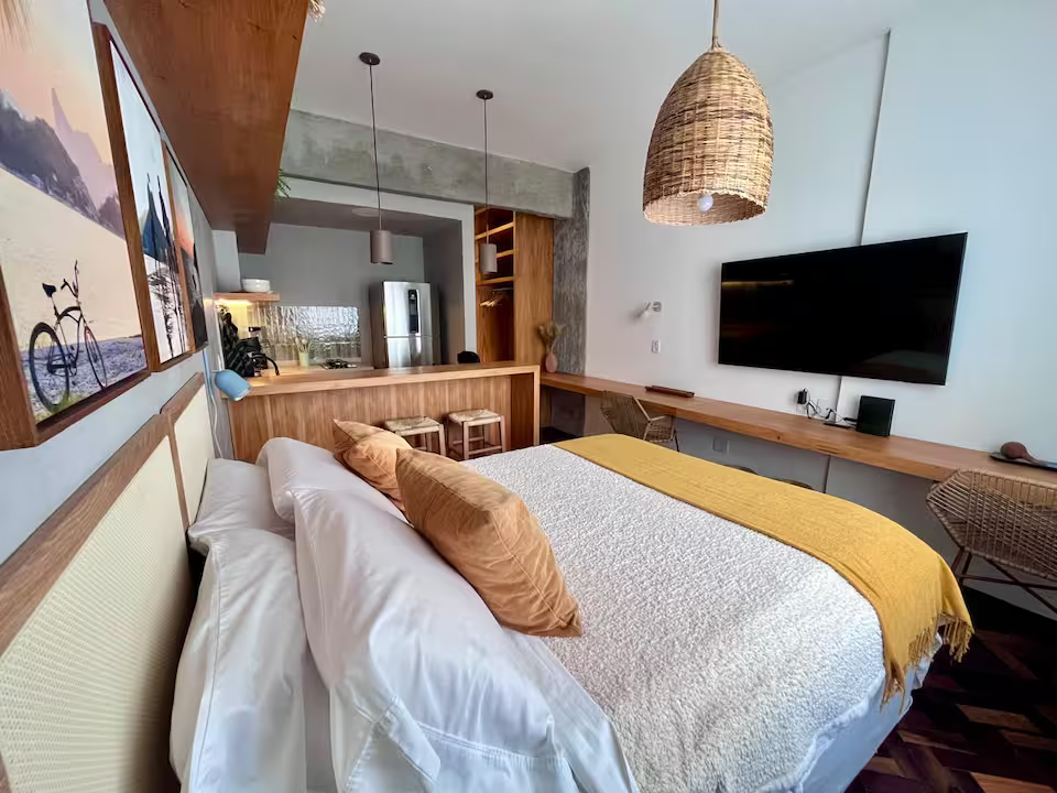 Loft Compacto em Copacabana: Design Inteligente e Funcionalidade com Móveis Planejados
